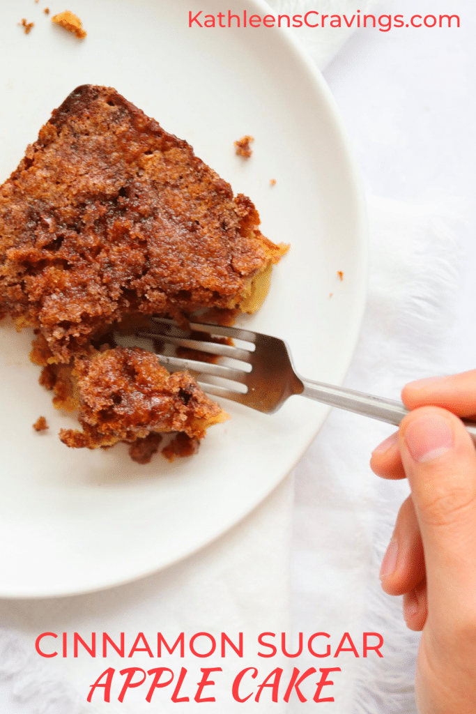 Trozo de pastel de manzana con tenedor de mano y superposición de texto