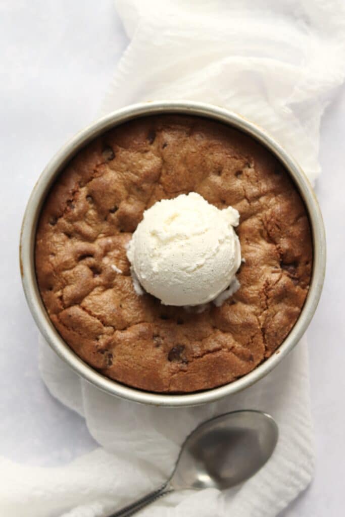 Chocolate chip skillet cookie with ice-cream