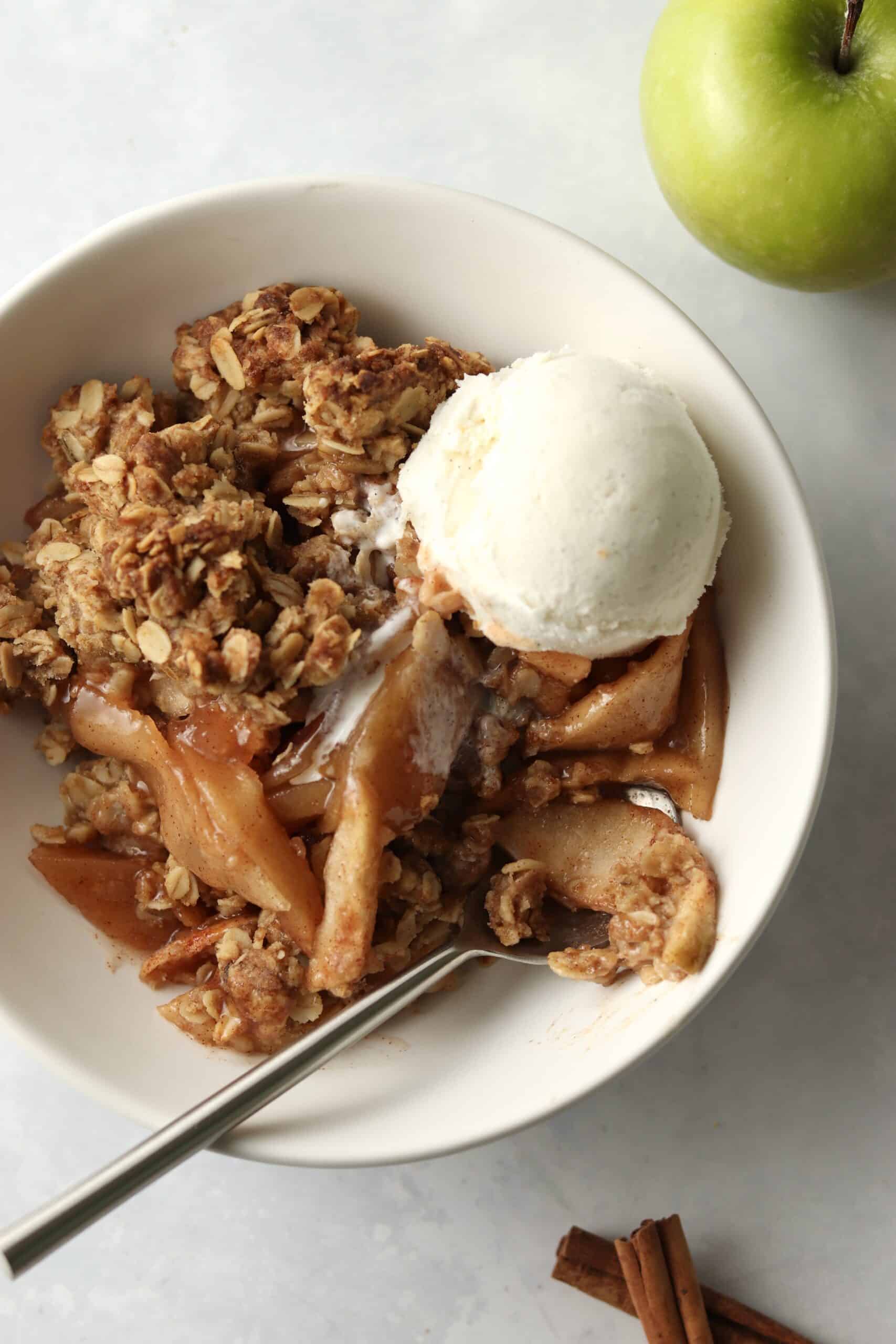 apple crisp with oat topping in a bowl.