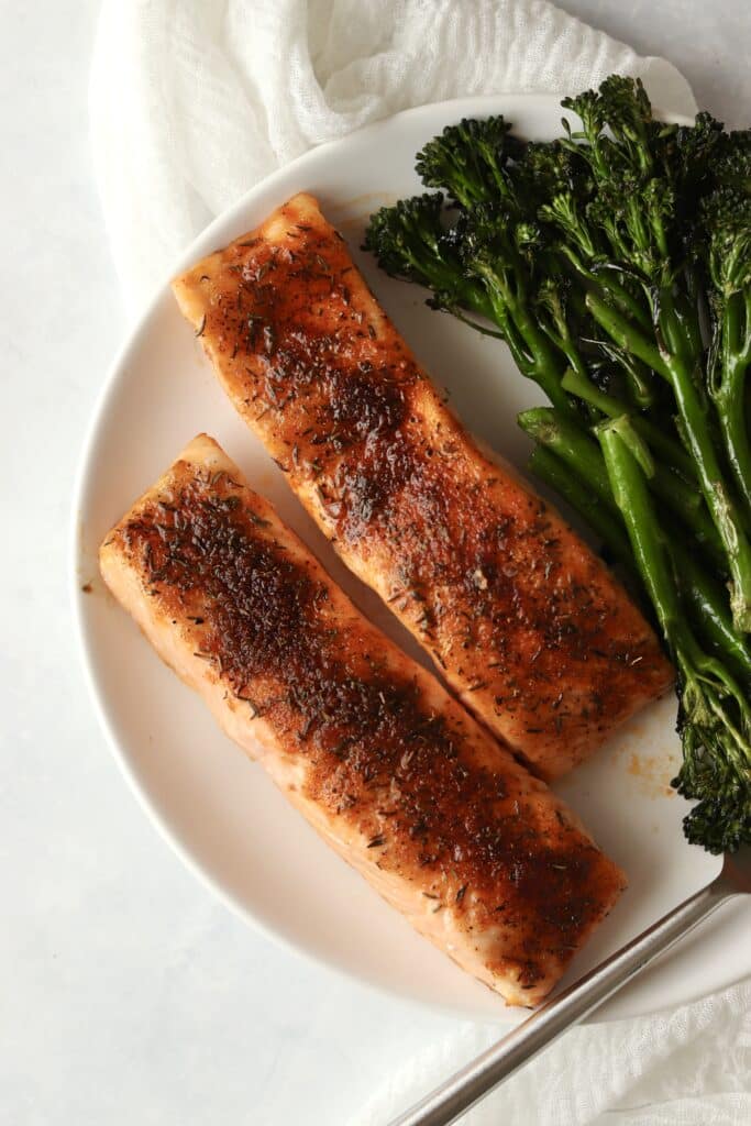 air fryer salmon with veggies on a plate