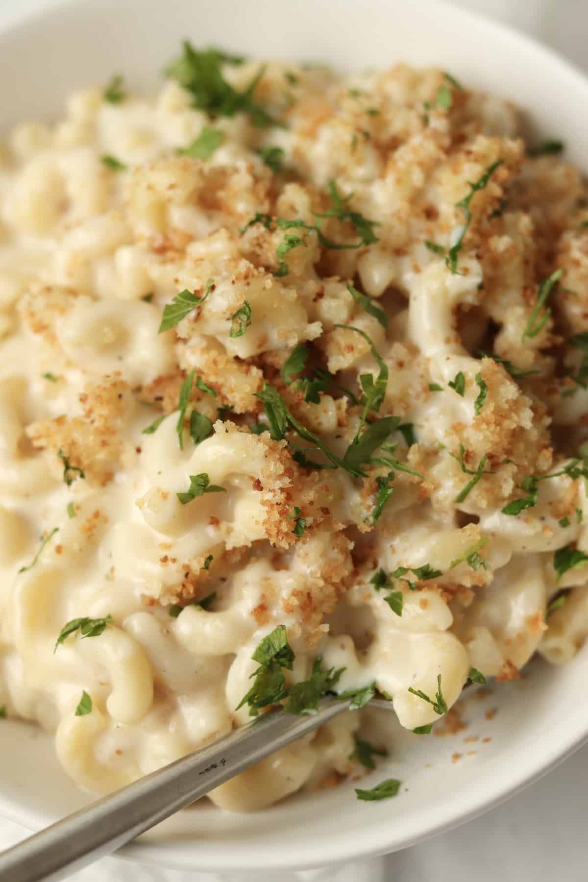 Close up of creamy white Mac and cheese in bowl.