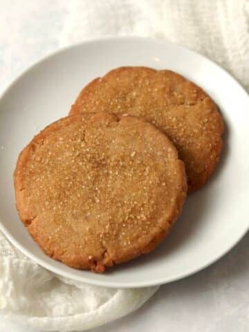 Single serve brown sugar shortbread cookies on a small plate.